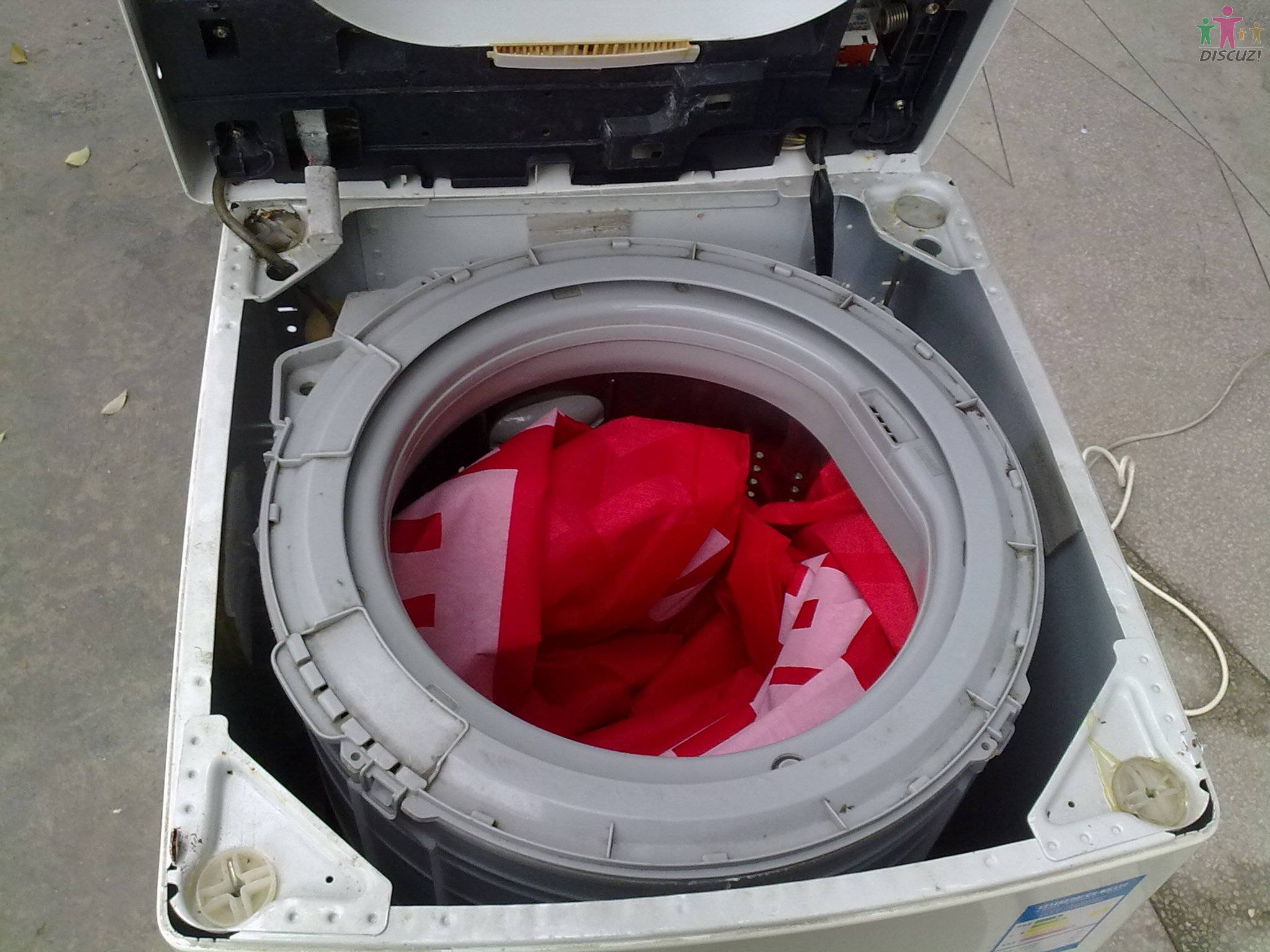 这个洗衣机是不是挂钩弹簧有问题?有图.